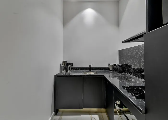 Urban Flat 98 - 4 Bedrooms Center Of * Parijs